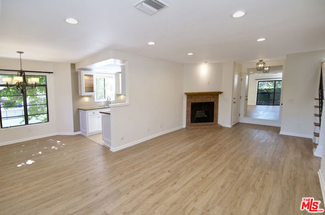 13021 Moorpark Street, Studio City CA: https://media.crmls.org/mediaz/713937b6-d048-4845-bc07-36f68fe03fb8.jpg