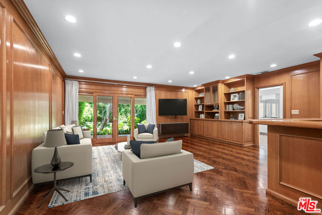 374 Homewood Road, Los Angeles CA: https://media.crmls.org/mediaz/713a52a7-3030-477f-afd0-cebba1d5be05.jpg