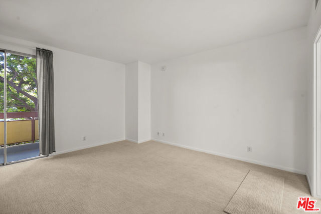 321 S San Vicente Boulevard, Los Angeles CA: https://media.crmls.org/mediaz/713aea59-3fea-4d81-991f-9927e9bcb26b.jpg