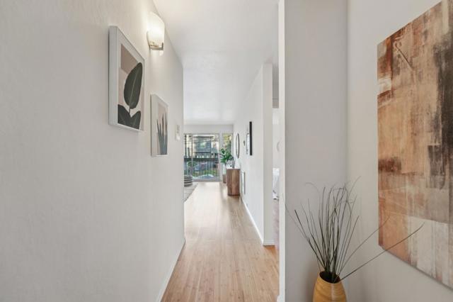 323 Monte Vista Avenue, Oakland CA: https://media.crmls.org/mediaz/713b0db5-a6b6-4e35-805f-a70dfdf3d03f.jpg