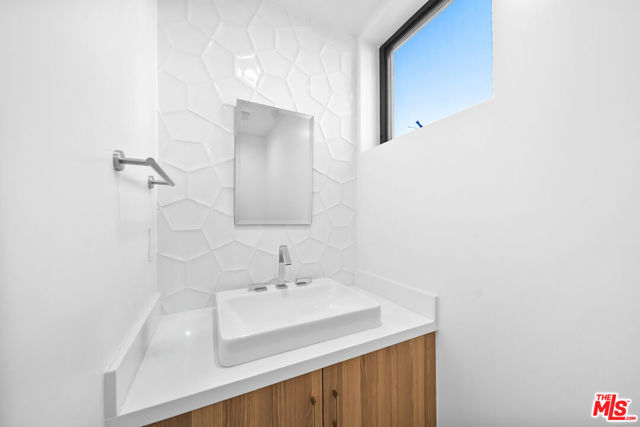 733 N Gramercy Place, Los Angeles CA: https://media.crmls.org/mediaz/713b271f-3fb5-4111-946c-f8dfeedbbaea.jpg