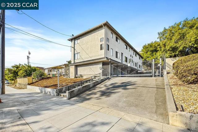 16472 Foothill Blvd, San Leandro CA: https://media.crmls.org/mediaz/713b3125-8c17-4ae5-a92d-a15bb0537c42.jpg