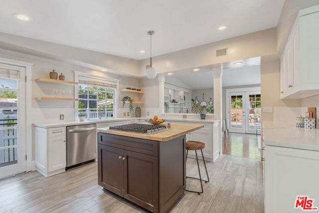 3564 Summerfield Drive, Sherman Oaks CA: https://media.crmls.org/mediaz/713cb4bb-01ab-4a31-af5d-69ebeccfc14c.jpg