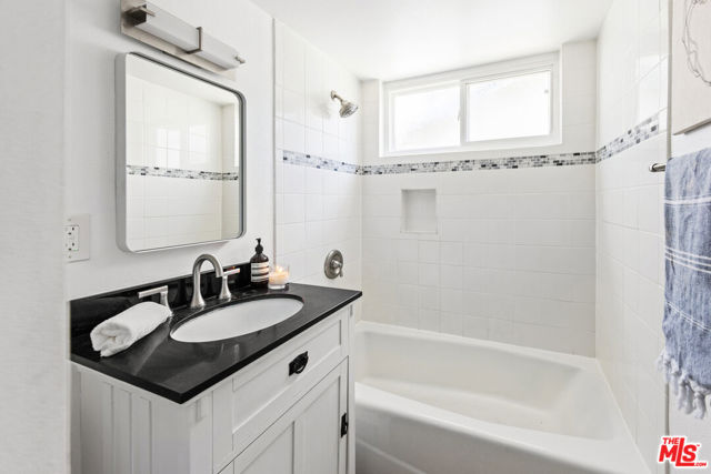 21109 Longworth Avenue, Lakewood CA: https://media.crmls.org/mediaz/713cc222-d1dd-4be4-a238-d9f5fabac1d6.jpg