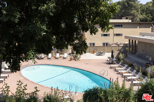 6708 Hillpark Drive, Los Angeles CA: https://media.crmls.org/mediaz/713eb231-efc6-45e6-92d6-649e6d3bddfb.jpg