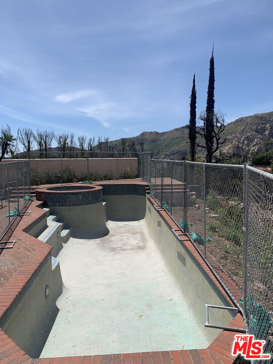 23309 W Paloma Blanca Drive, Malibu CA: https://media.crmls.org/mediaz/713f9b12-b271-4e05-8242-4233d10eceec.jpg