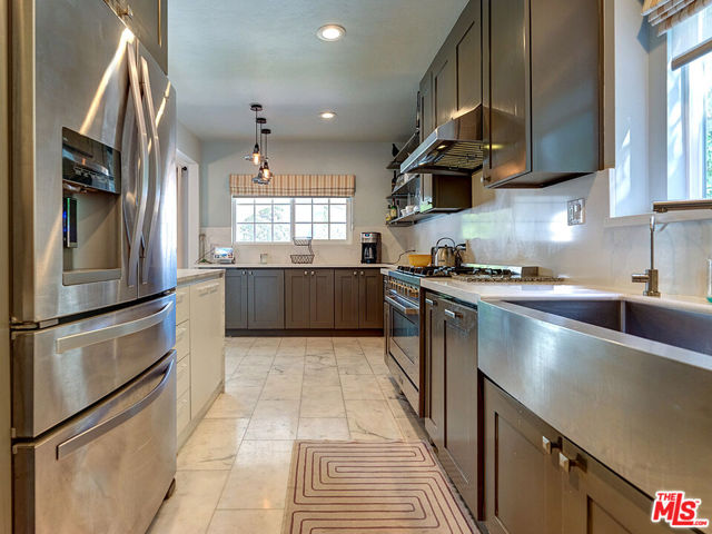 1019 S Rimpau Boulevard, Los Angeles CA: https://media.crmls.org/mediaz/713fa1cd-0faa-432b-9efd-7a29e0147cab.jpg