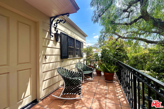 612 N Alta Drive, Beverly Hills CA: https://media.crmls.org/mediaz/7140634c-5990-4b92-8c82-5a5150998285.jpg