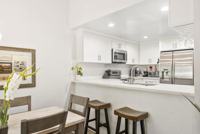 Detail Gallery Image 8 of 31 For 2352 Altisma Way #13,  Carlsbad,  CA 92009 - 2 Beds | 2 Baths