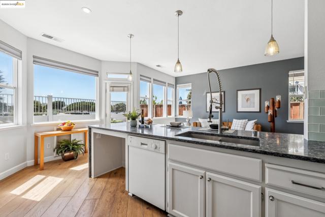 3 Harbor View Dr, Richmond CA: https://media.crmls.org/mediaz/7143c2d9-fd48-4271-8538-d2752b0440ae.jpg