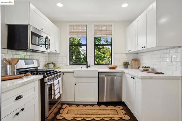 3360 Arizona St, Oakland CA: https://media.crmls.org/mediaz/7143d495-8a2a-4bd6-9027-abb63b35c751.jpg