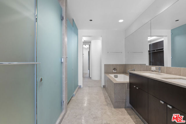 6250 Hollywood Boulevard, Los Angeles CA: https://media.crmls.org/mediaz/7143de34-f6ee-4991-a155-14b05d419fca.jpg