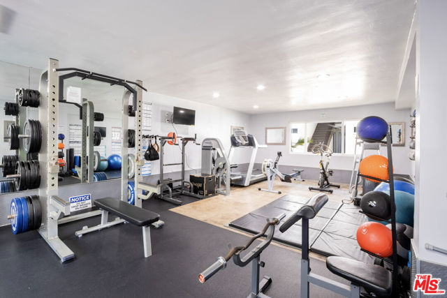 2721 2nd Street, Santa Monica CA: https://media.crmls.org/mediaz/7143e8ab-30c4-46fd-8a23-26b8d6a0ccda.jpg