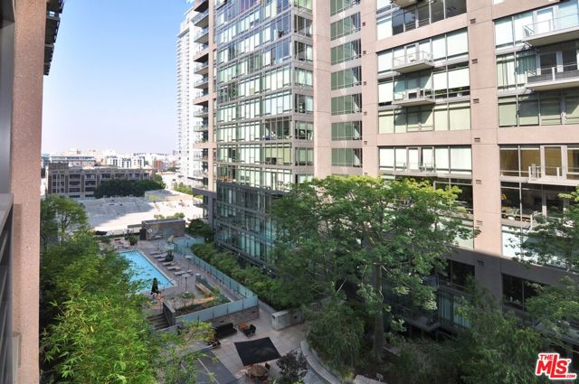 1111 S Grand Avenue, Los Angeles CA: https://media.crmls.org/mediaz/71445a76-e369-4deb-befa-95b172594f3d.jpg