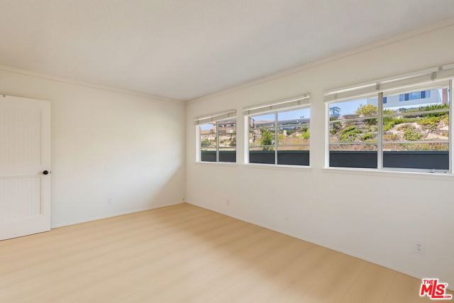 5136 Los Bonitos Way, Los Angeles CA: https://media.crmls.org/mediaz/7145a789-80ce-45c6-98d3-c41a0e8a825b.jpg