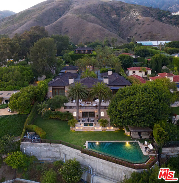 24834 Pacific Coast Highway, Malibu CA: https://media.crmls.org/mediaz/7145d236-97f4-478c-866a-ec4c09fe3345.jpg