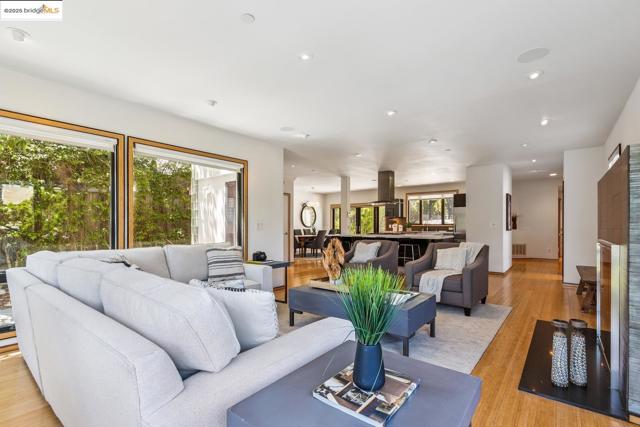 2912 Hillside DR, Burlingame CA: https://media.crmls.org/mediaz/7146ad0d-5e42-4a6d-b61e-c799b553fce0.jpg