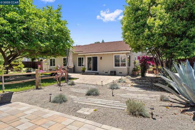 4672 N Larwin Ave, Concord CA: https://media.crmls.org/mediaz/71472655-07a7-4452-9799-fedcd504e945.jpg