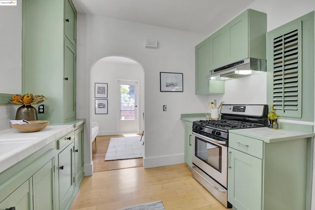 1133 Norwood Ave, Oakland CA: https://media.crmls.org/mediaz/71477ec5-1b48-469b-a528-c5c72525eb16.jpg