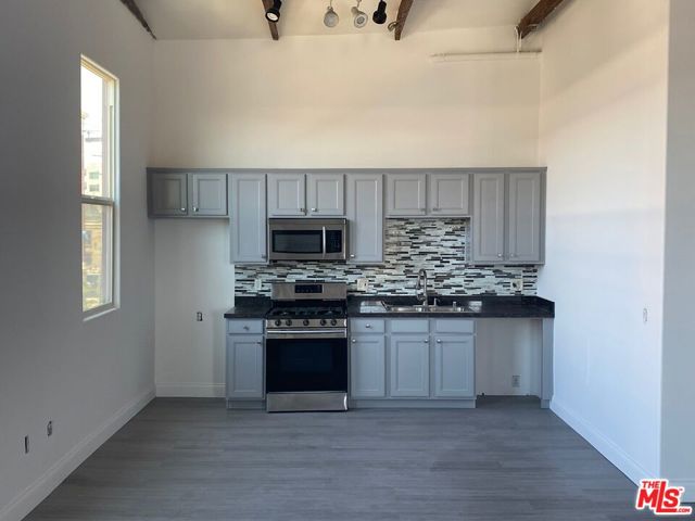 726 S Santa Fe Avenue, Los Angeles CA: https://media.crmls.org/mediaz/714897aa-3df8-4230-b55f-8a302a1f4226.jpg