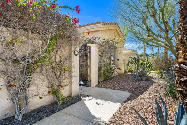 4 Hillcrest Drive, Palm Desert CA: https://media.crmls.org/mediaz/7149d553-23d5-4340-a85a-d8a762042fb7.jpg