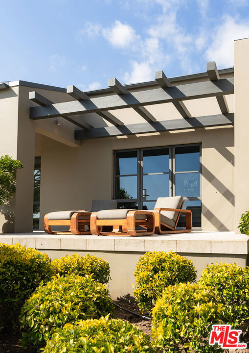 796 Hot Springs Road, Montecito CA: https://media.crmls.org/mediaz/714aabf0-e0be-404b-bc68-8daa80629b11.jpg