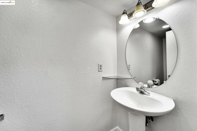 1764 Primrose Ln, Pinole CA: https://media.crmls.org/mediaz/714addaa-3620-4636-9860-c5a17923b3f1.jpg