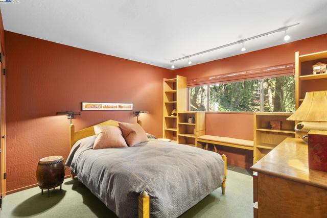 3 Abbott Way, Piedmont CA: https://media.crmls.org/mediaz/714b3545-0d47-4625-8f84-fa2f60838ebd.jpg