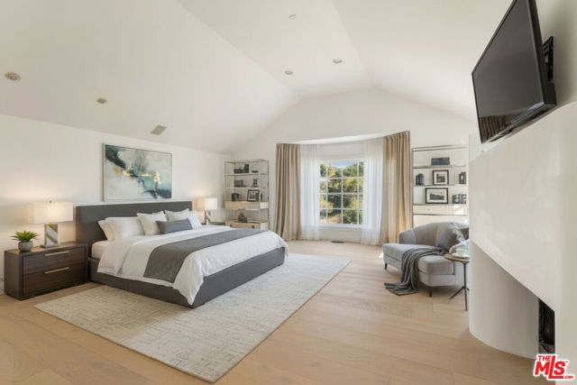 9315 Beverly Crest Drive, Beverly Hills CA: https://media.crmls.org/mediaz/714bba0c-6939-4060-9bdc-6d77298a4c22.jpg