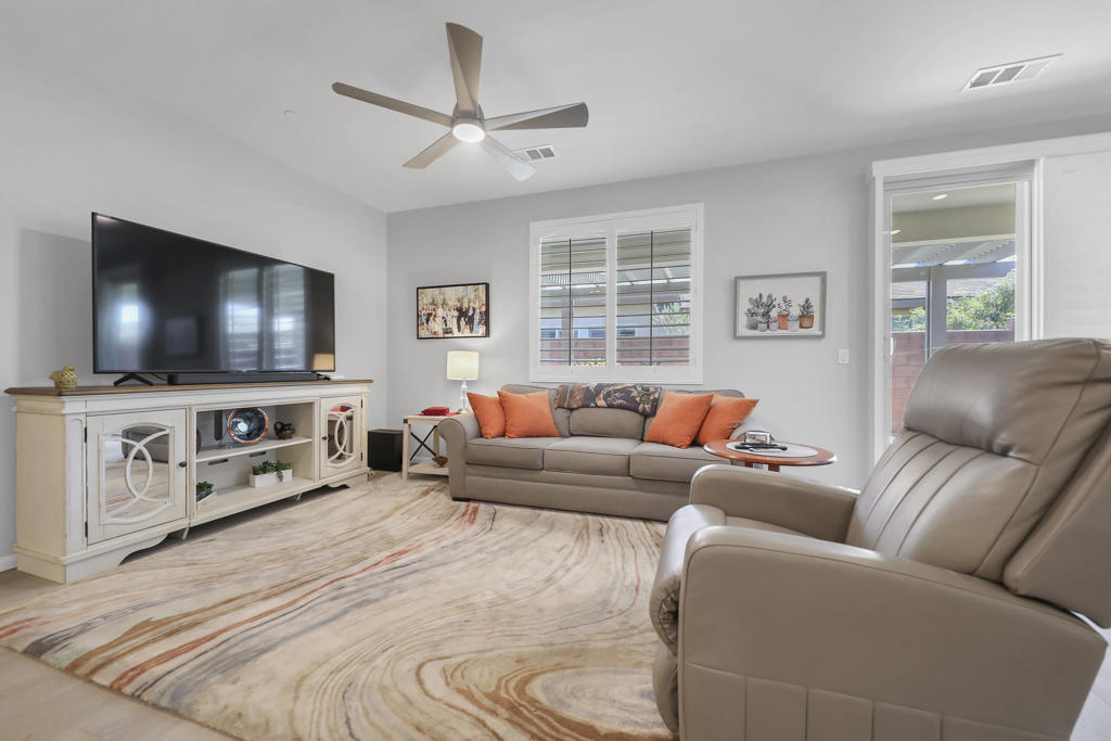 https://media.crmls.org/mediaz/714bc0a3-4dd5-4ca7-b89a-abb63d1c5b60.jpg?preset=X-Large