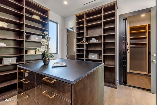 829 Flower Avenue, Venice CA: https://media.crmls.org/mediaz/714bf935-f783-4a01-a0f2-ca6e106babe7.jpg
