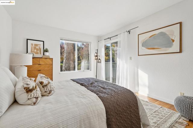 760 Canyon Oaks Dr, Oakland CA: https://media.crmls.org/mediaz/714bfb88-0c1a-49f4-b0f0-ce332af65112.jpg