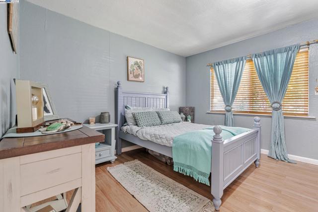 1127 Madera Ave, Menlo Park CA: https://media.crmls.org/mediaz/714d2125-a4aa-461c-a738-1540f936d8d9.jpg