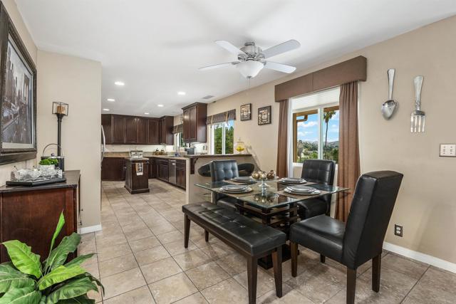 220 Journeys End, Vista CA: https://media.crmls.org/mediaz/714e22ad-4710-47ef-8b10-16c8525bd46e.jpg