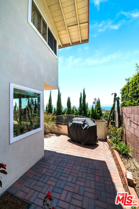 2223 Mcrae Drive, San Pedro CA: https://media.crmls.org/mediaz/714e7377-f3ea-4e98-b5d2-eb99df78a37c.jpg