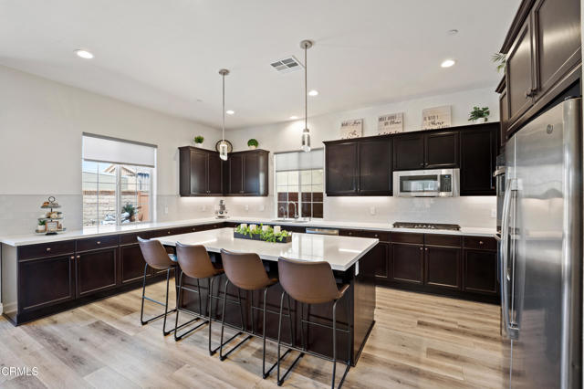 1521 Thorpe Trail, Oxnard CA: https://media.crmls.org/mediaz/7150bdcd-69d6-4629-8b2a-ca9706efd192.jpg