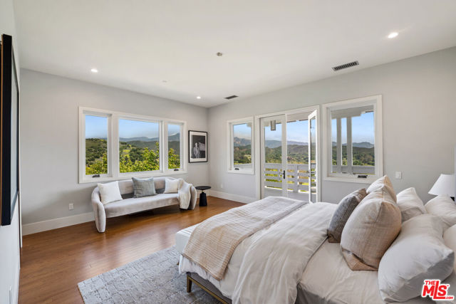 26767 Mulholland Highway, Calabasas CA: https://media.crmls.org/mediaz/71511daa-300b-485d-8fa3-15d4afd69a9e.jpg