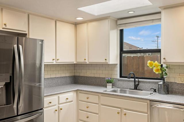 303 Del Robles Avenue, Monterey CA: https://media.crmls.org/mediaz/71517323-fbcb-462a-be92-da2ba647b585.jpg