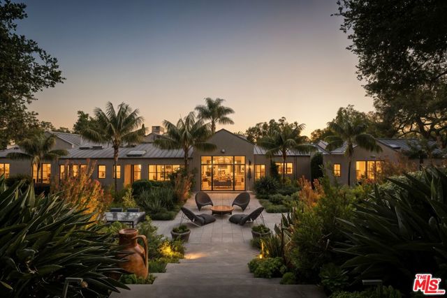 796 Hot Springs Road, Montecito CA: https://media.crmls.org/mediaz/71517c8b-e5da-4b55-ad41-52223353ed79.jpg