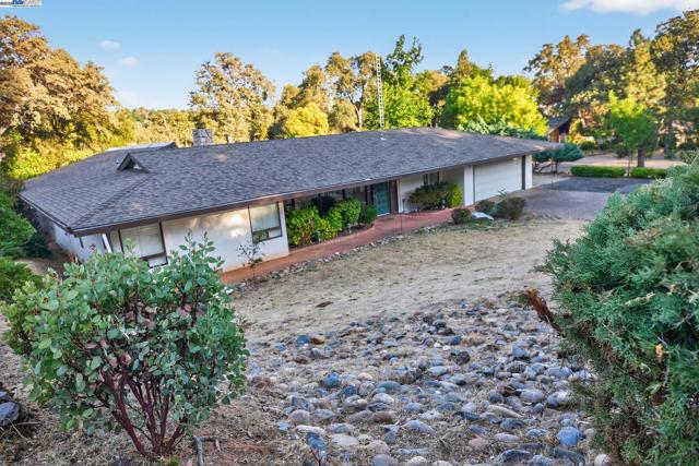 20521 Upper Hillview Dr, Sonora CA: https://media.crmls.org/mediaz/715258b3-23f7-4fc0-8f97-8231a66b8dd1.jpg
