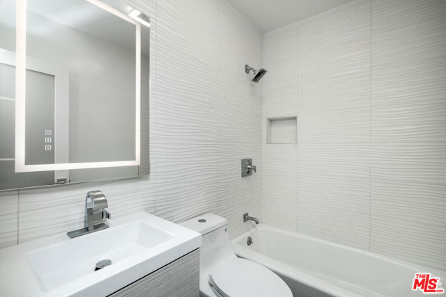 Image 17 of 23 For 2626 Cloverfield Boulevard