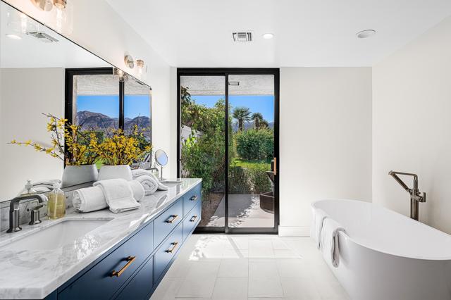 11 Sussex Court, Rancho Mirage CA: https://media.crmls.org/mediaz/7152a671-fff7-4956-bf88-6010428d18fe.jpg