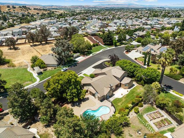 120 Tierra Del Sol, Hollister CA: https://media.crmls.org/mediaz/7152faf4-0b3a-4cc7-9e31-10946b1bd209.jpg