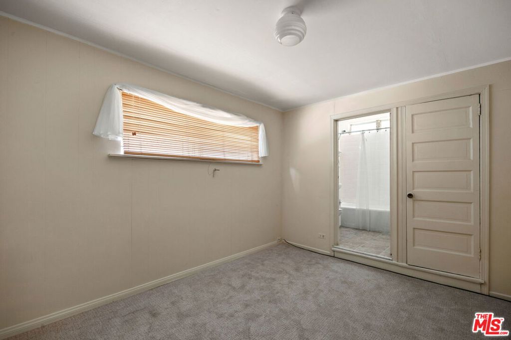 https://media.crmls.org/mediaz/71535918-aa4d-4d7e-9f70-3dd18efe2afe.jpg?preset=X-Large