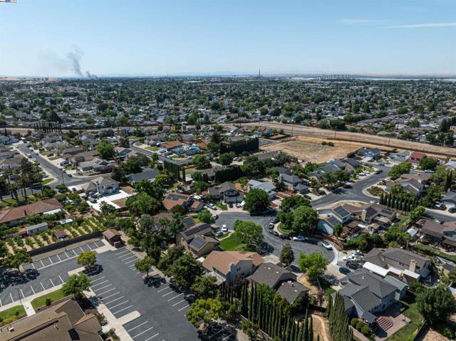721 Woodmeadow Pl, Oakley CA: https://media.crmls.org/mediaz/71537899-d232-414a-83e1-2c19f5e38b0f.jpg