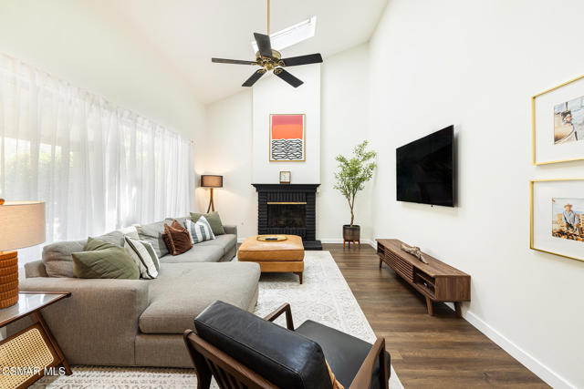 1932 Summer Cloud Drive, Thousand Oaks CA: https://media.crmls.org/mediaz/7153d9d3-7bda-42e7-b7e0-6fd4a3a2e45f.jpg