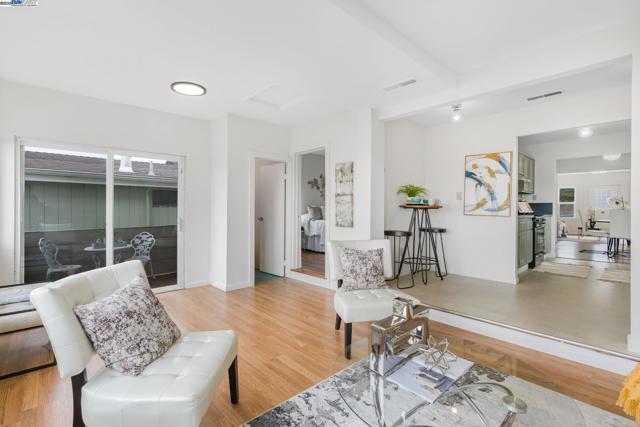 812 Washington Ave, Albany CA: https://media.crmls.org/mediaz/7154d678-0a4f-420b-87a3-a8718cb99e72.jpg