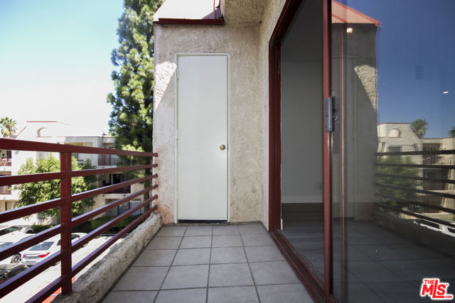 6820 Remmet Avenue, Canoga Park CA: https://media.crmls.org/mediaz/71552ae5-db5a-436f-a20f-a0186c4b6d49.jpg
