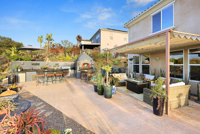 653 Milford Street, Los Angeles CA: https://media.crmls.org/mediaz/71553310-9d14-44eb-98f9-eb021bf71069.jpg