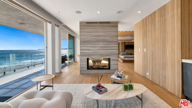 24572 Malibu Road, Malibu CA: https://media.crmls.org/mediaz/71554361-1185-47b4-a083-422983a72976.jpg